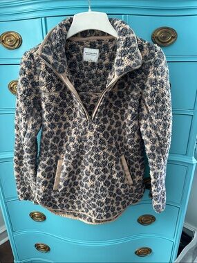 Abercrombie & Fitch Leopard Sherpa Pullover in Taupe & Gray